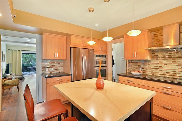 Персиковый цвет стен на кухне с коричневым гарнитуром фото