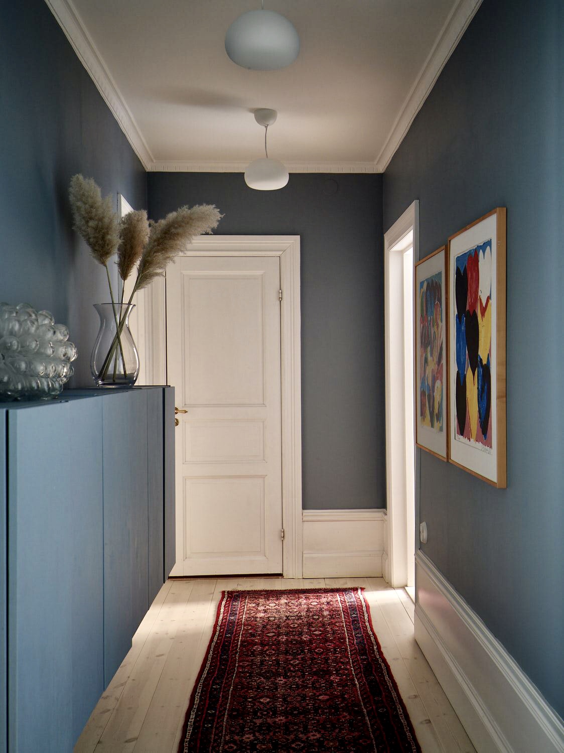 Голубой цвет стен в коридоре