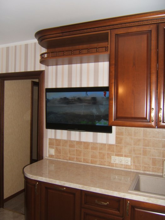 Телевизор для кухни 20. Кухонный гарнитур с телевизором. Кухонный телевизор. Угловая кухня с местом под телевизор. Телевизор на кухне.