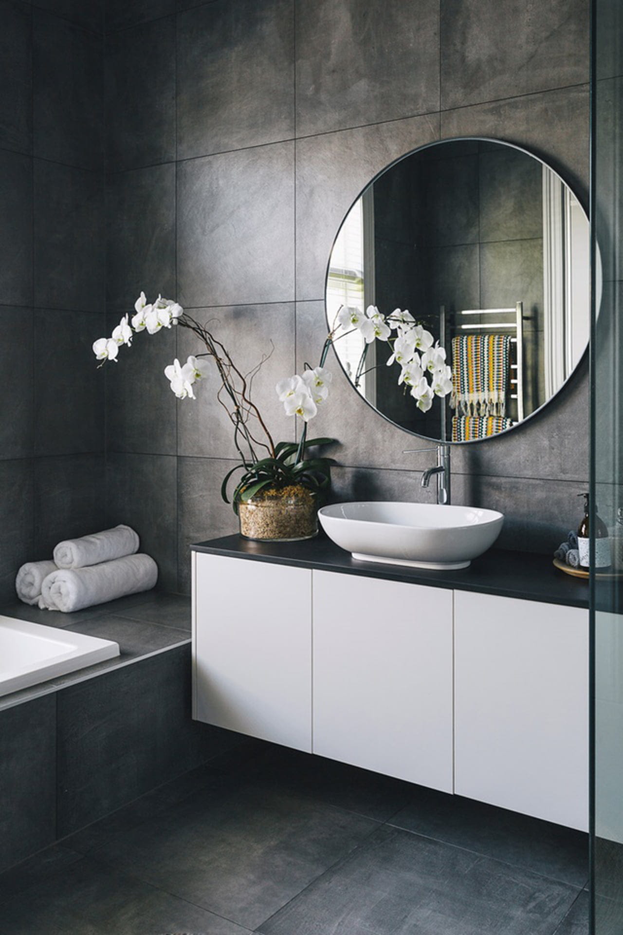 Ванная комната в серых тонах: Серая плитка в ванной с яркими акцентами .