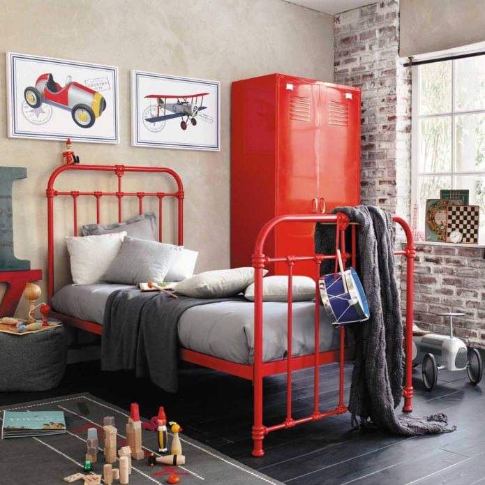 Красный шкаф и красный каркас кровати в детской комнате