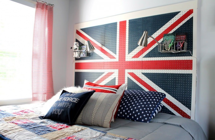 Флаг Британии в изголовье кровати в детской комнате