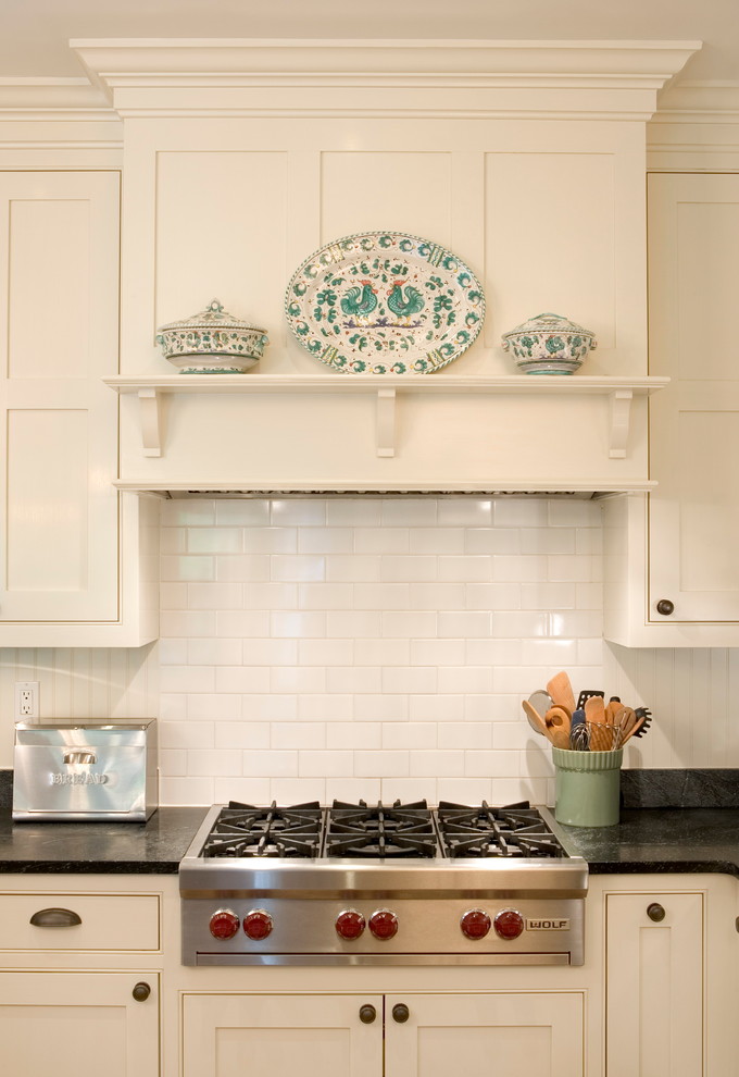 Оригинальный дизайн кухонной вытяжки в интерьере кухни - Фото 6
