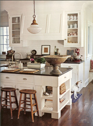 Оригинальный дизайн кухонной вытяжки в интерьере кухни - Фото 16