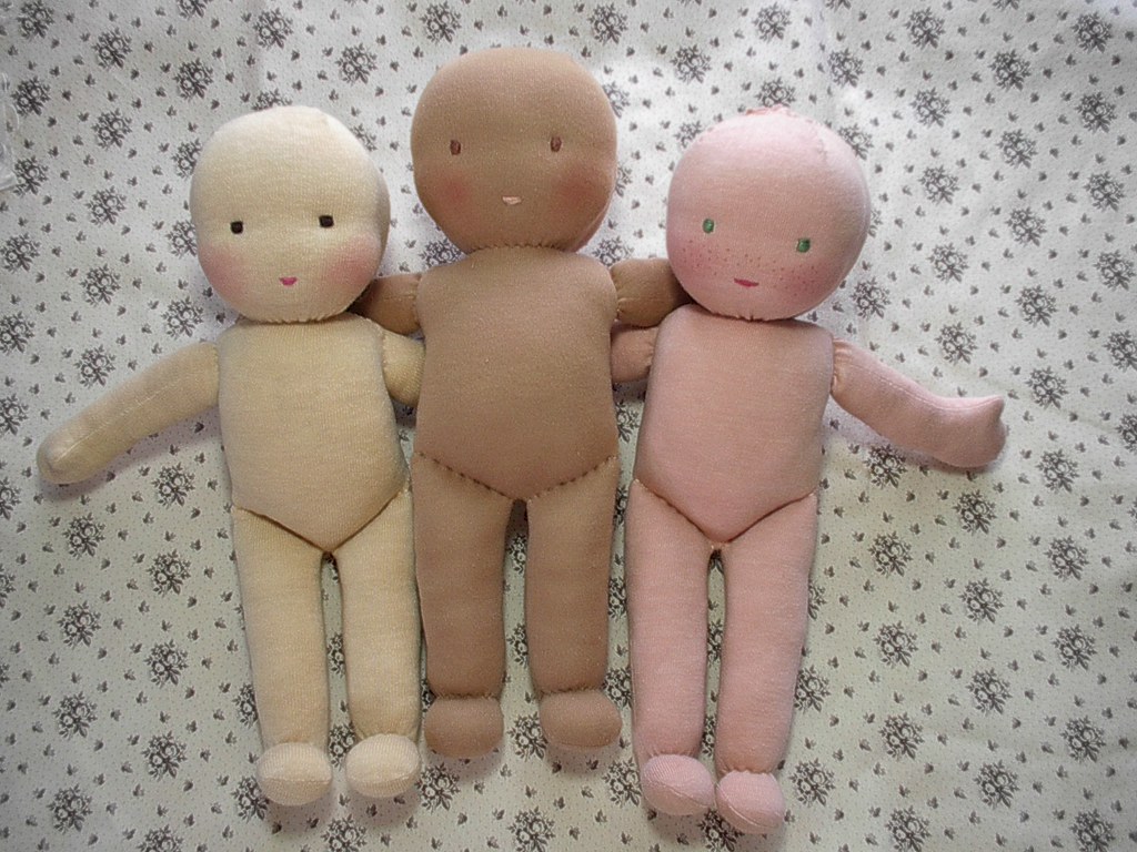 Куколки для детей своими руками. Сшить куклу. Шитые куклы. Кукла сшитая из ткани. Куколки своими руками.