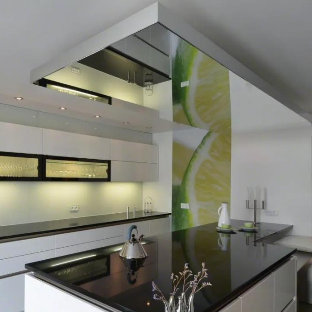 Зеркальный подвесной потолок на кухне