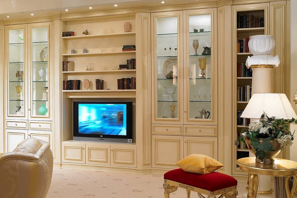 Телевизор с витрины. Мебель Мистер Дорс гостиная. Шкаф в гостиную. Шкафы для гостиной в классическом стиле. Гостиная со шкафом.
