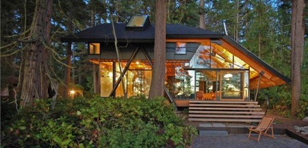 дом из стекла и дерева