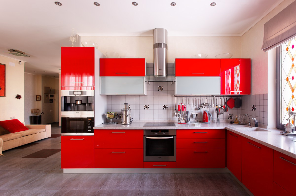 Красный, серый и белый цвета в интерьере угловой кухни
