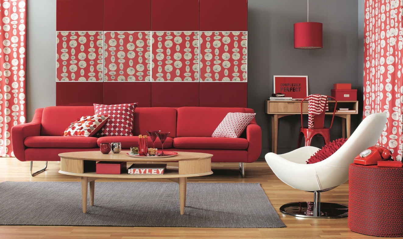 Красный, серый, коричневый и белый цвета в интерьере гостиной