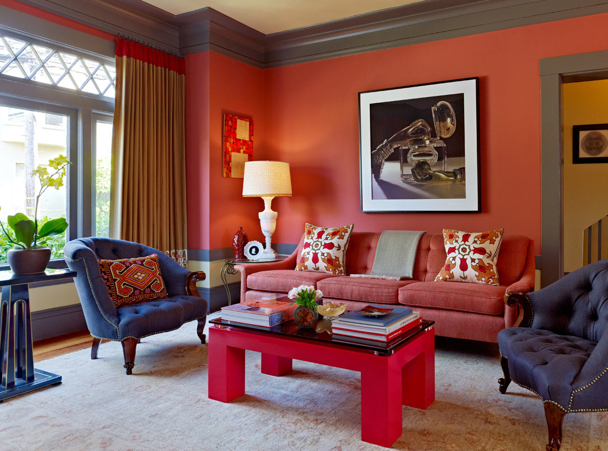 Красный, синий, бежевый и коричневый цвета в интерьере гостиной