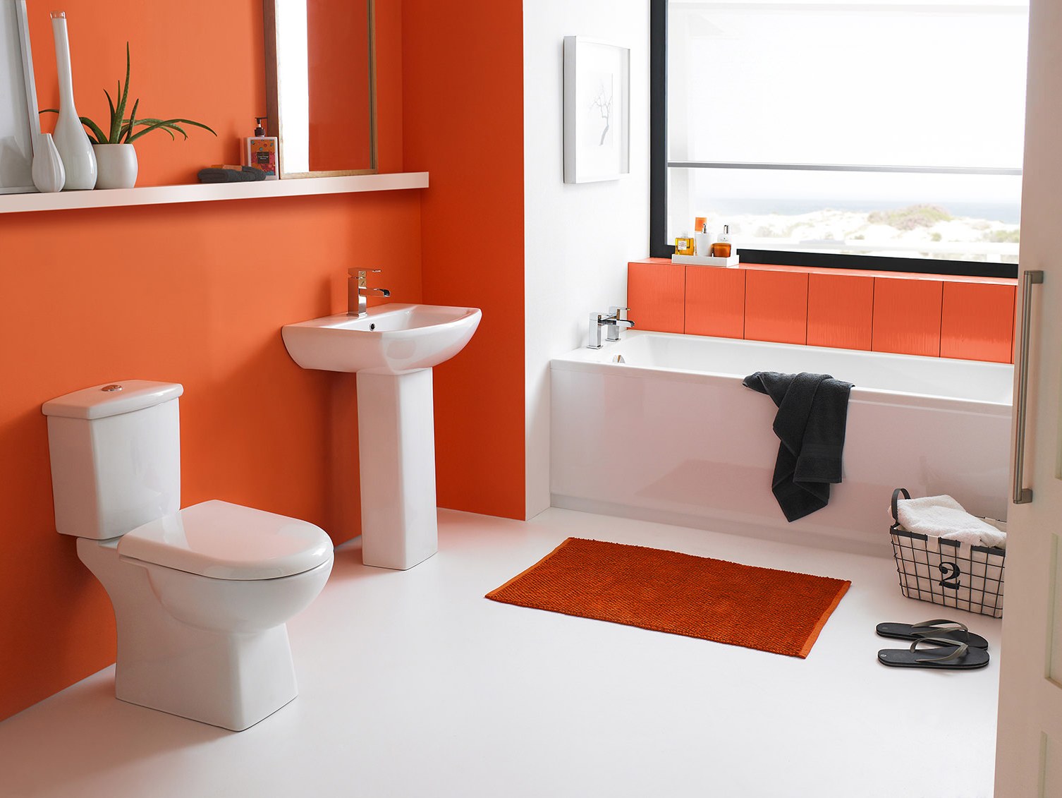 Оранжевая краска в дизайне стен ванной