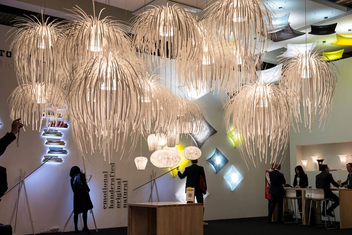 Свет италия. ISALONI 2019 Milano светильники. Euroluce 2020. Выставка света Милан 2019. Световая инсталляция в интерьере.