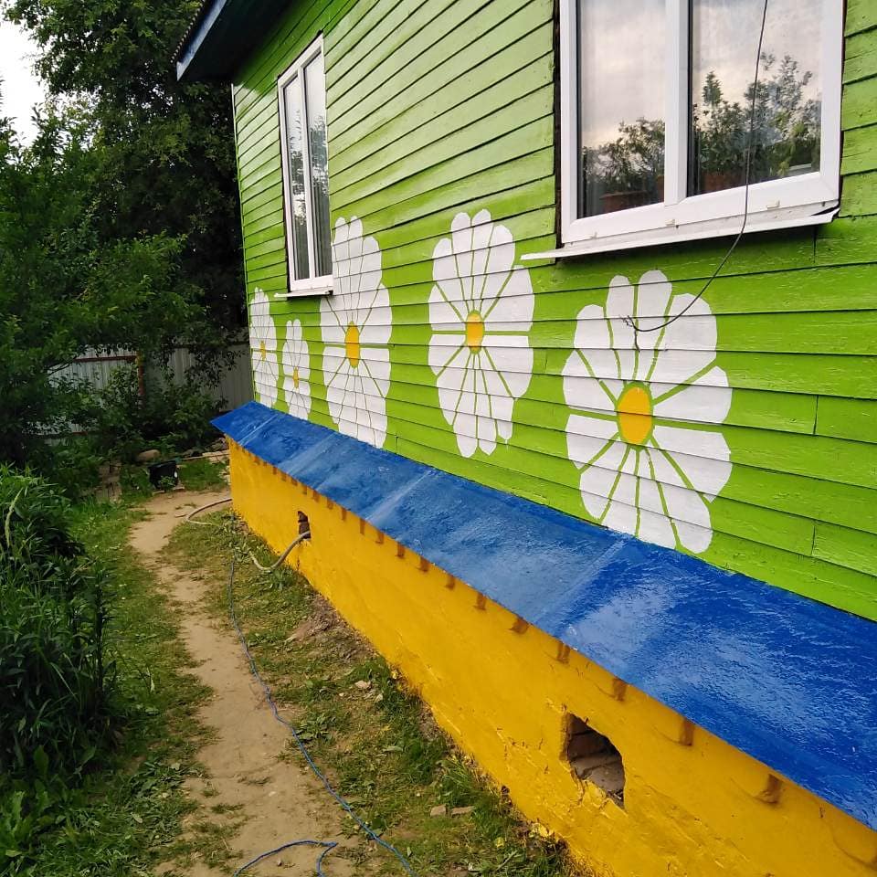 Покраска старого деревянного дома