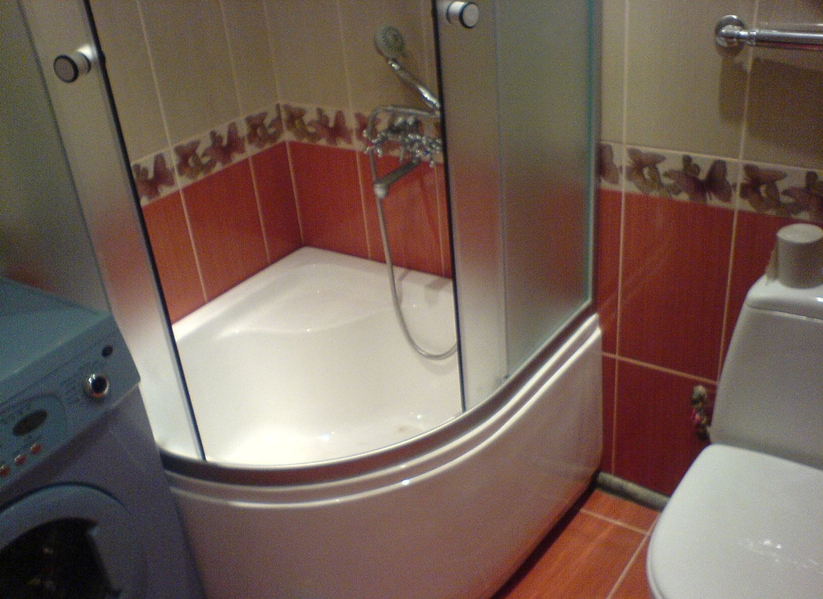 Ванная комната в панельном доме с душевой кабиной