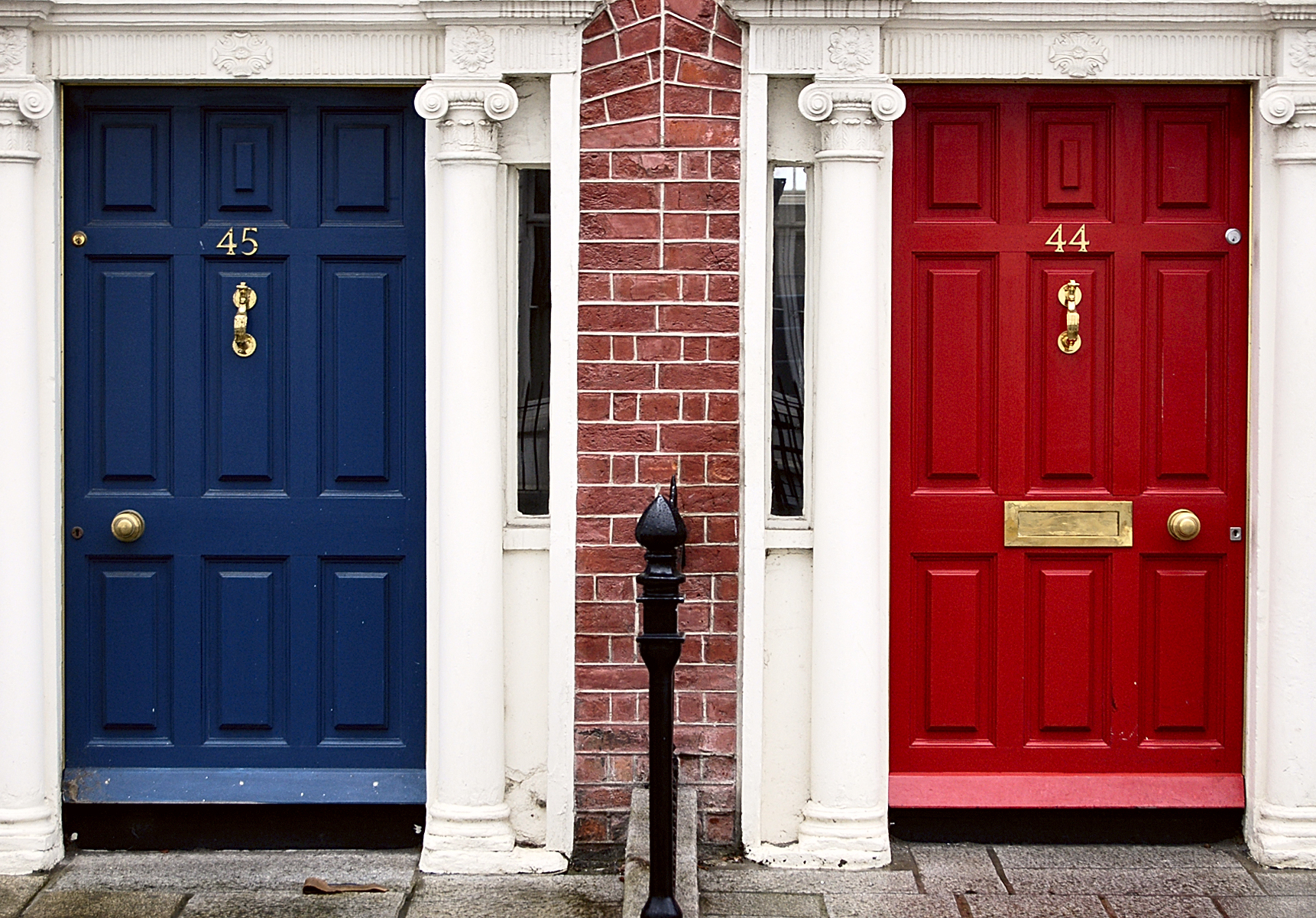 Приличные двери. Красивые двери. Входная дверь. Красная входная дверь в дом. Двери в английском стиле.
