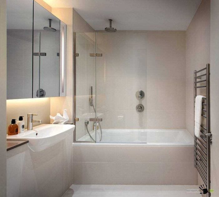 вариант яркого стиля ванной комнаты 2.5 кв.м