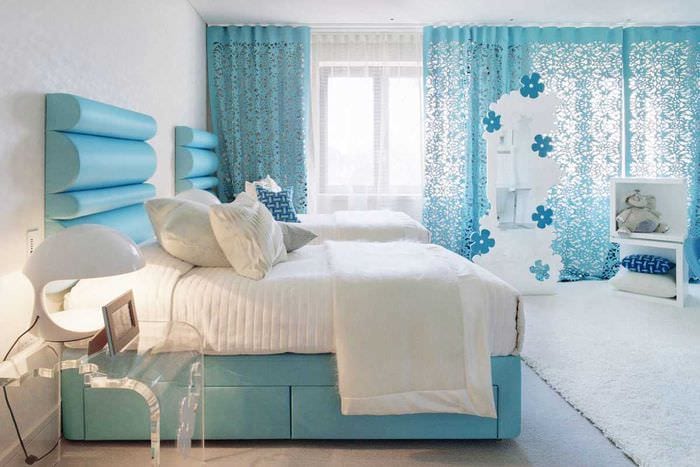 вариант использования интересного голубого цвета в дизайне комнаты