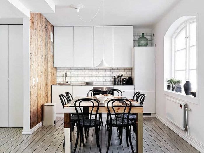 светлая кухня с деревянными панелями