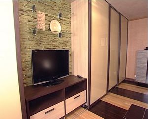 Бежево-коричневый шкаф и ТВ-юнит для гостиной