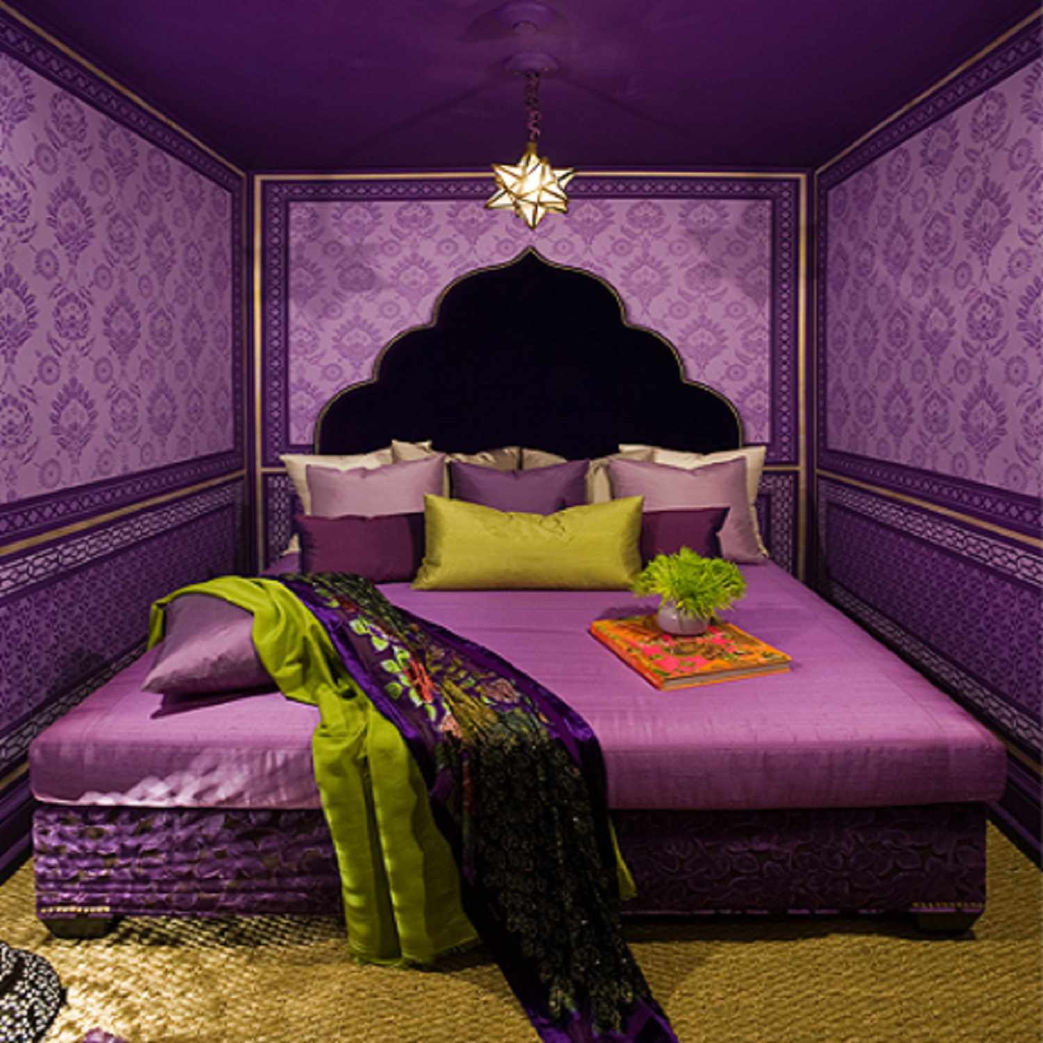 Зелено фиолетовая спальня
