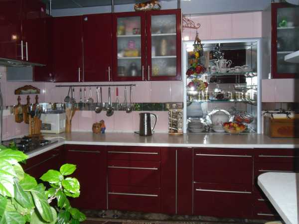 Кухни в бордовом цвете с фартуком