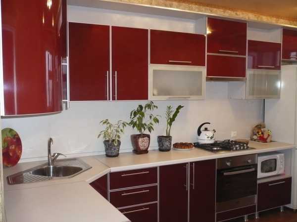 Кухни в бордовом цвете с фартуком